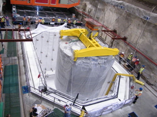 110吨重的中微子探测器正在吊装入10米深的水池中-DSCF5974