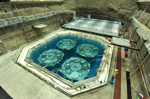 中微子探测器成功安装在巨型水池之中-IMGP0294-2011年8月 (2)