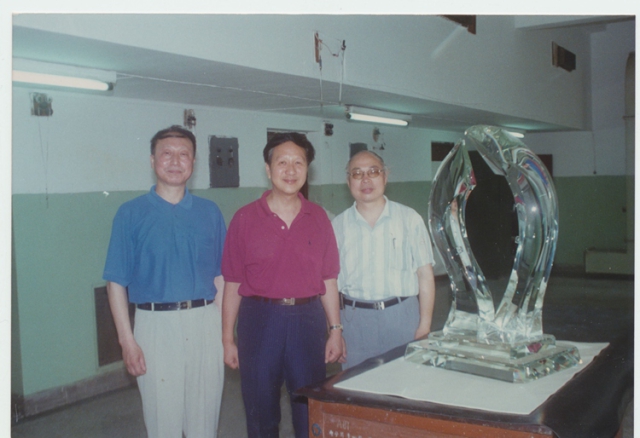 1997年上海市送给香港回归礼物《水晶白玉兰》（提供者：楼祺洪）